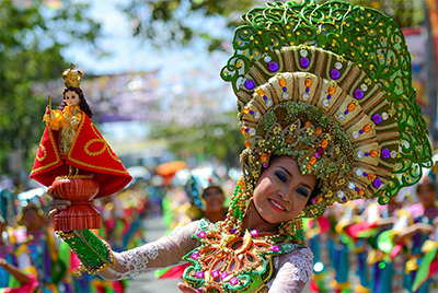 フィリピン サント・ニーニョ像をもつシヌログの踊り子