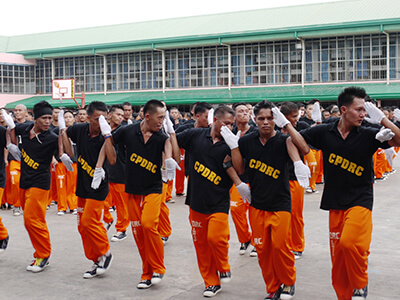 フィリピン セブ熱い中、楽しげに踊る囚人たち